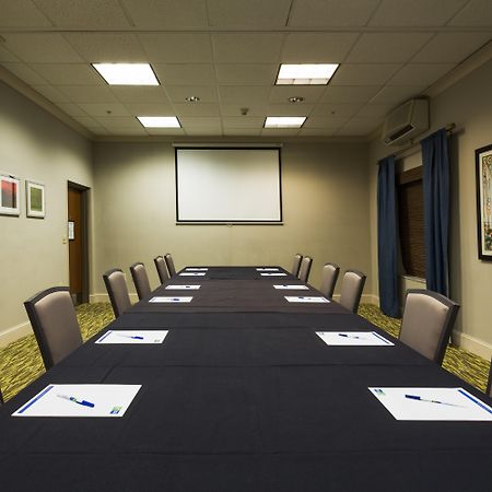 Holiday Inn Express And Suites Tampa I-75 At Bruce B. Downs By Ihg Esterno foto