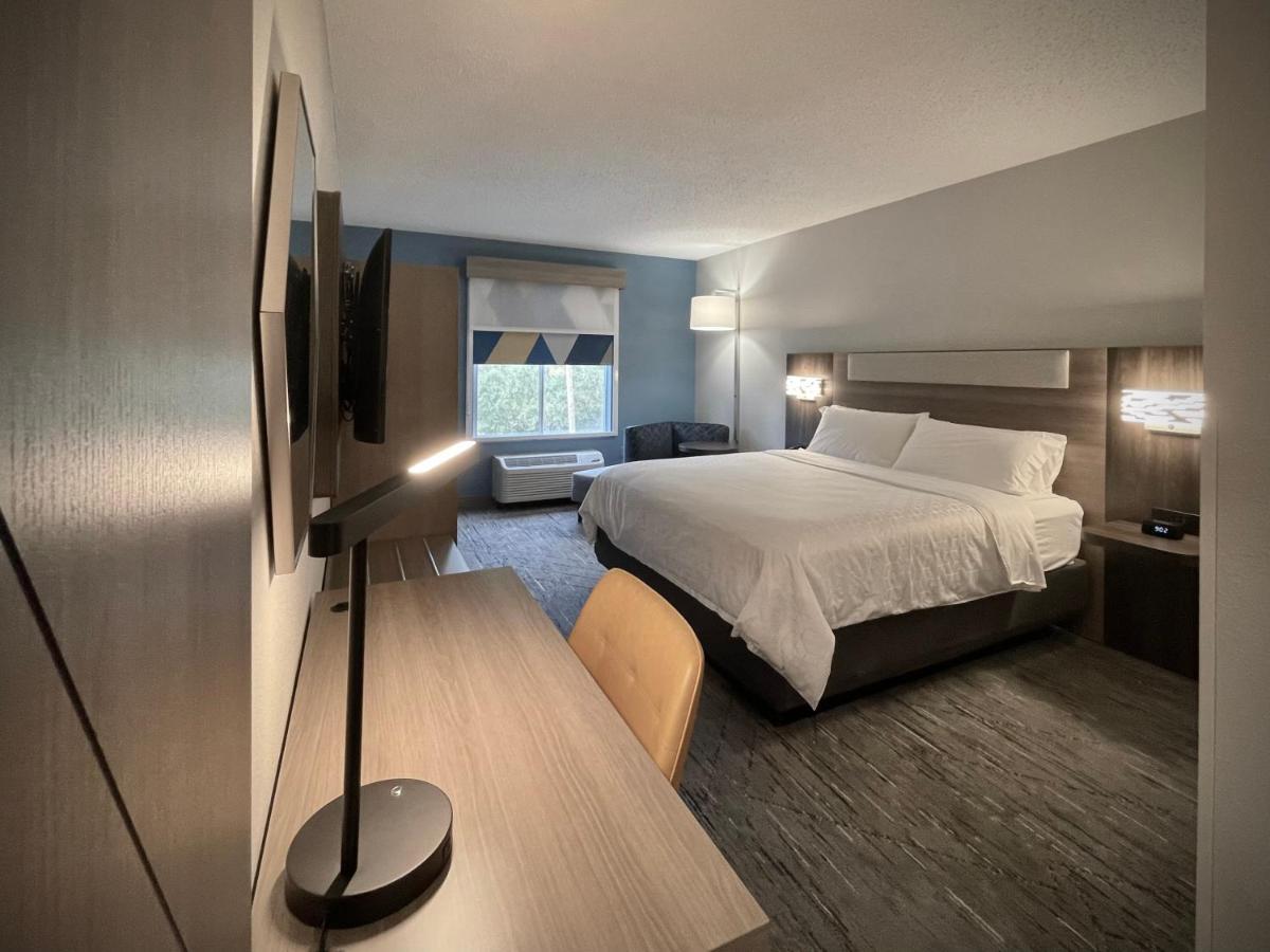 Holiday Inn Express And Suites Tampa I-75 At Bruce B. Downs By Ihg Esterno foto