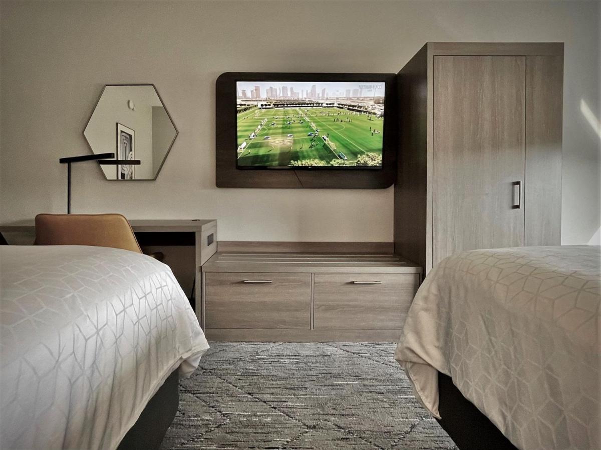 Holiday Inn Express And Suites Tampa I-75 At Bruce B. Downs By Ihg Esterno foto
