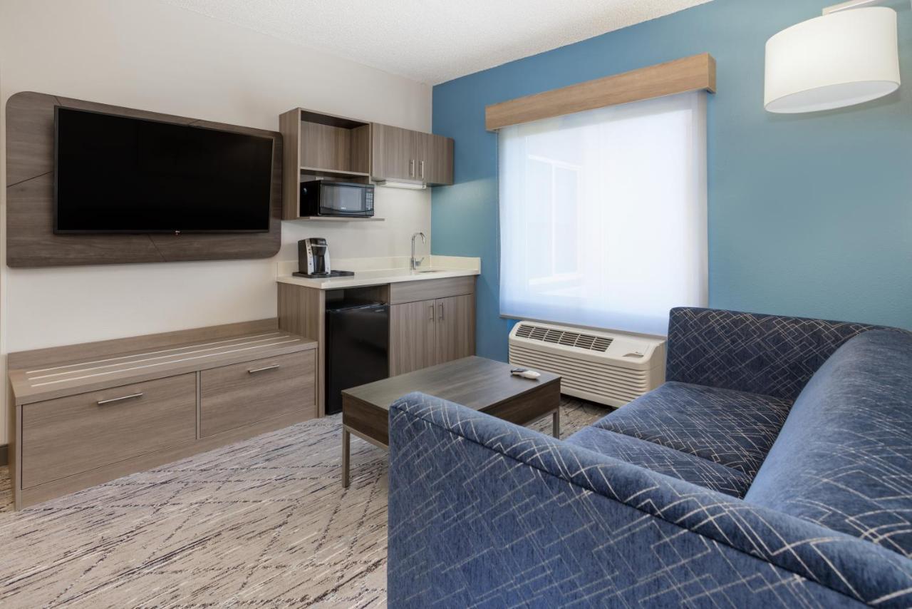 Holiday Inn Express And Suites Tampa I-75 At Bruce B. Downs By Ihg Esterno foto
