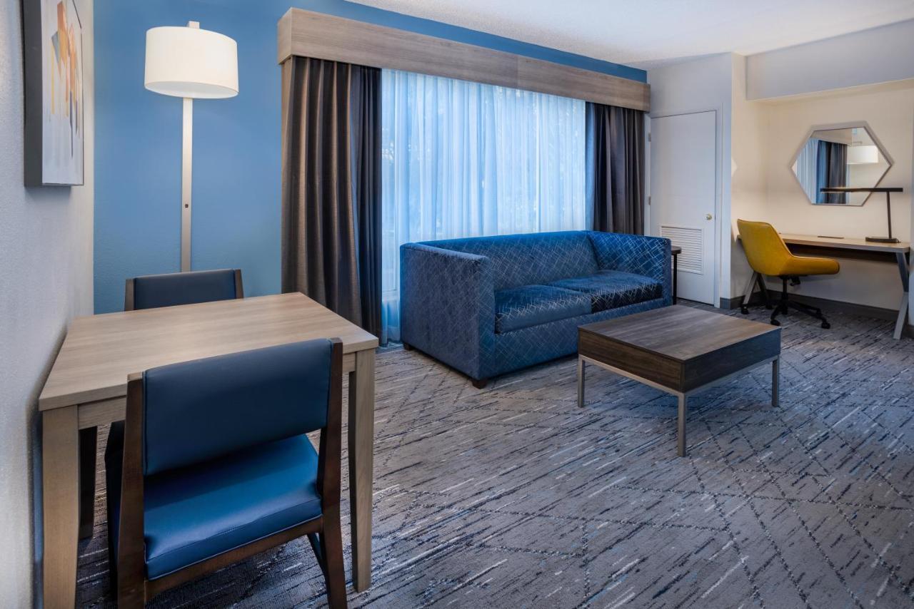 Holiday Inn Express And Suites Tampa I-75 At Bruce B. Downs By Ihg Esterno foto