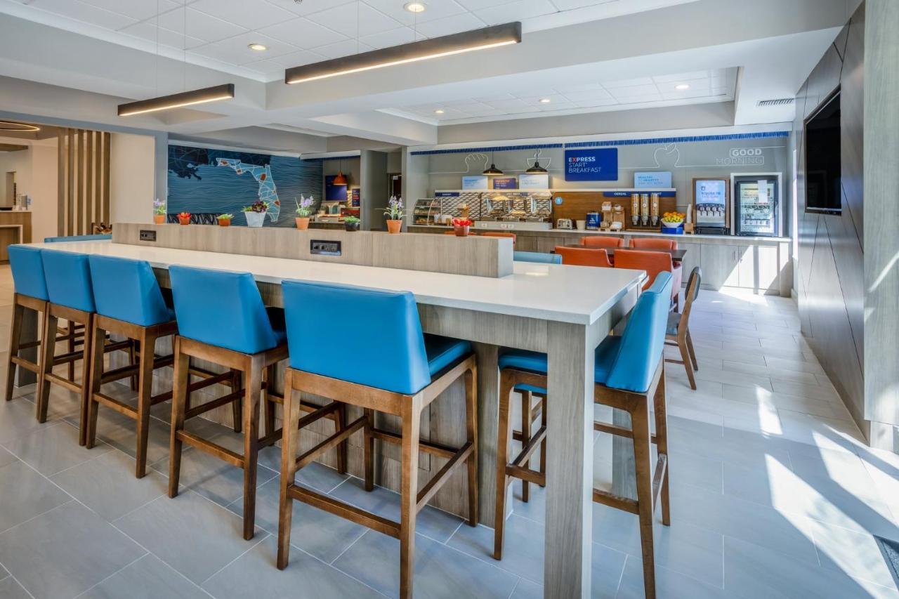 Holiday Inn Express And Suites Tampa I-75 At Bruce B. Downs By Ihg Esterno foto