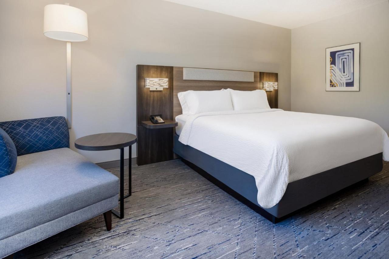 Holiday Inn Express And Suites Tampa I-75 At Bruce B. Downs By Ihg Esterno foto