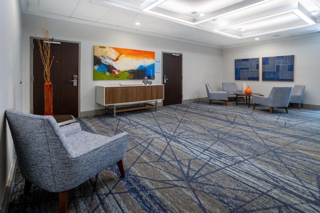 Holiday Inn Express And Suites Tampa I-75 At Bruce B. Downs By Ihg Esterno foto