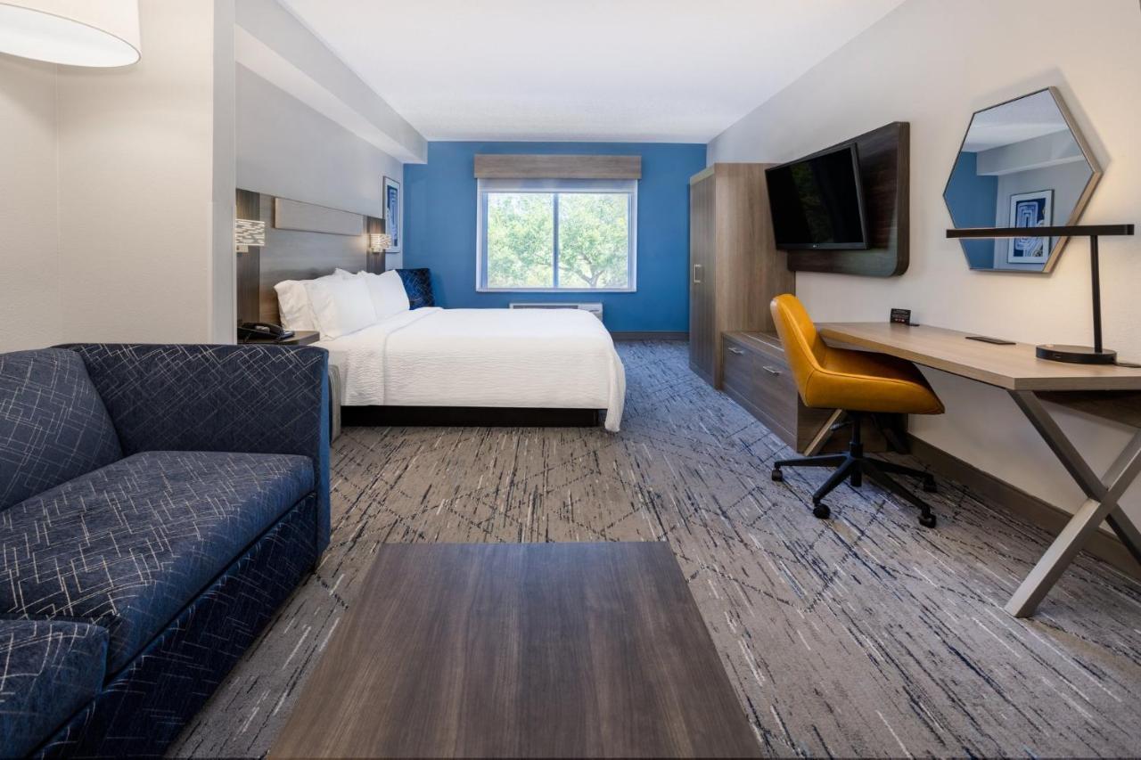 Holiday Inn Express And Suites Tampa I-75 At Bruce B. Downs By Ihg Esterno foto