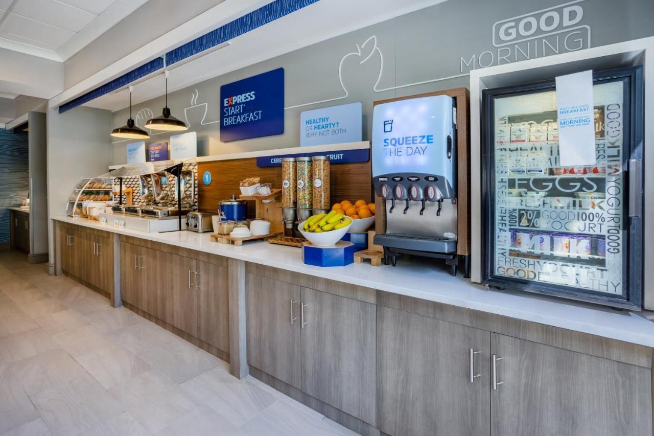 Holiday Inn Express And Suites Tampa I-75 At Bruce B. Downs By Ihg Esterno foto