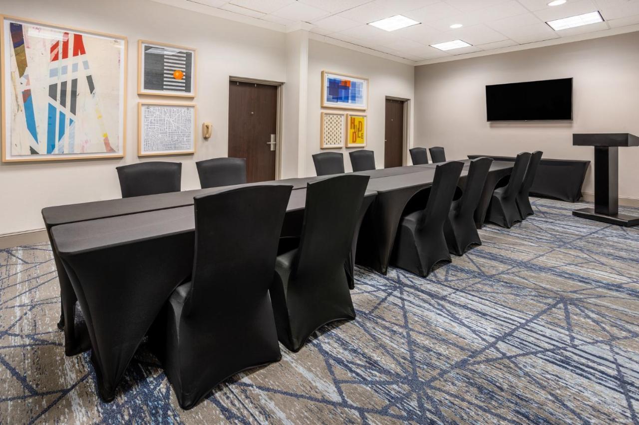 Holiday Inn Express And Suites Tampa I-75 At Bruce B. Downs By Ihg Esterno foto