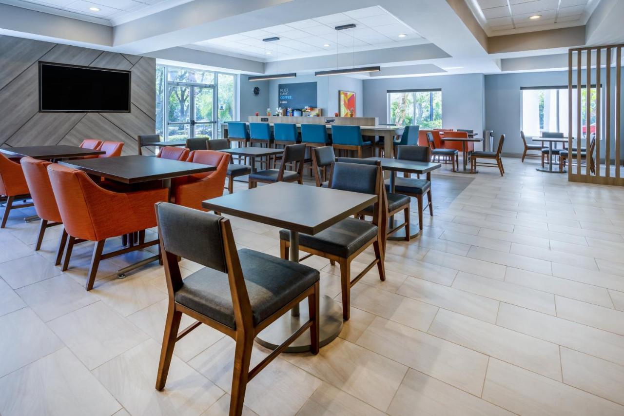 Holiday Inn Express And Suites Tampa I-75 At Bruce B. Downs By Ihg Esterno foto