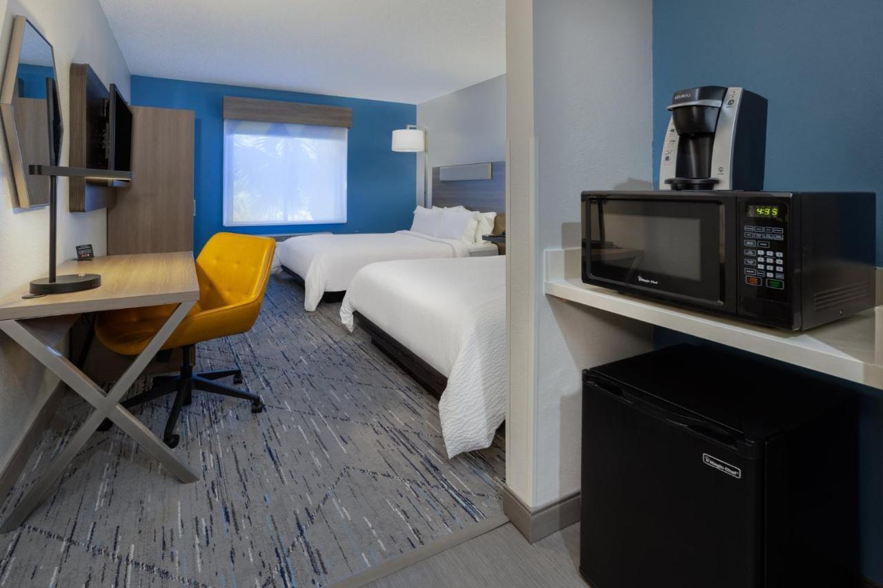 Holiday Inn Express And Suites Tampa I-75 At Bruce B. Downs By Ihg Esterno foto
