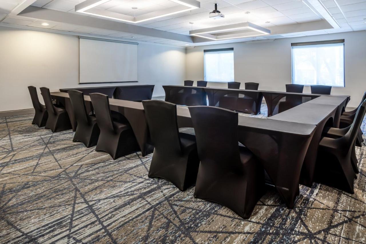 Holiday Inn Express And Suites Tampa I-75 At Bruce B. Downs By Ihg Esterno foto