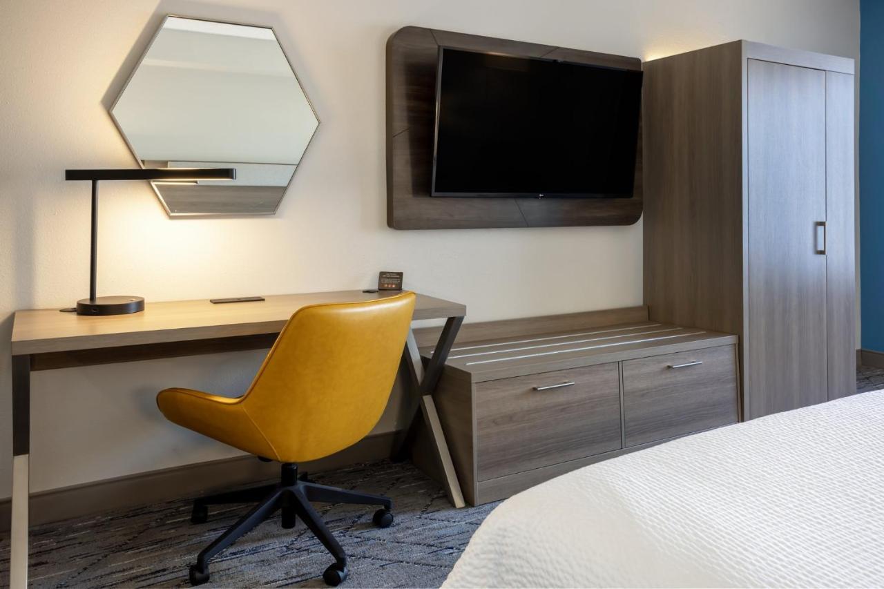 Holiday Inn Express And Suites Tampa I-75 At Bruce B. Downs By Ihg Esterno foto