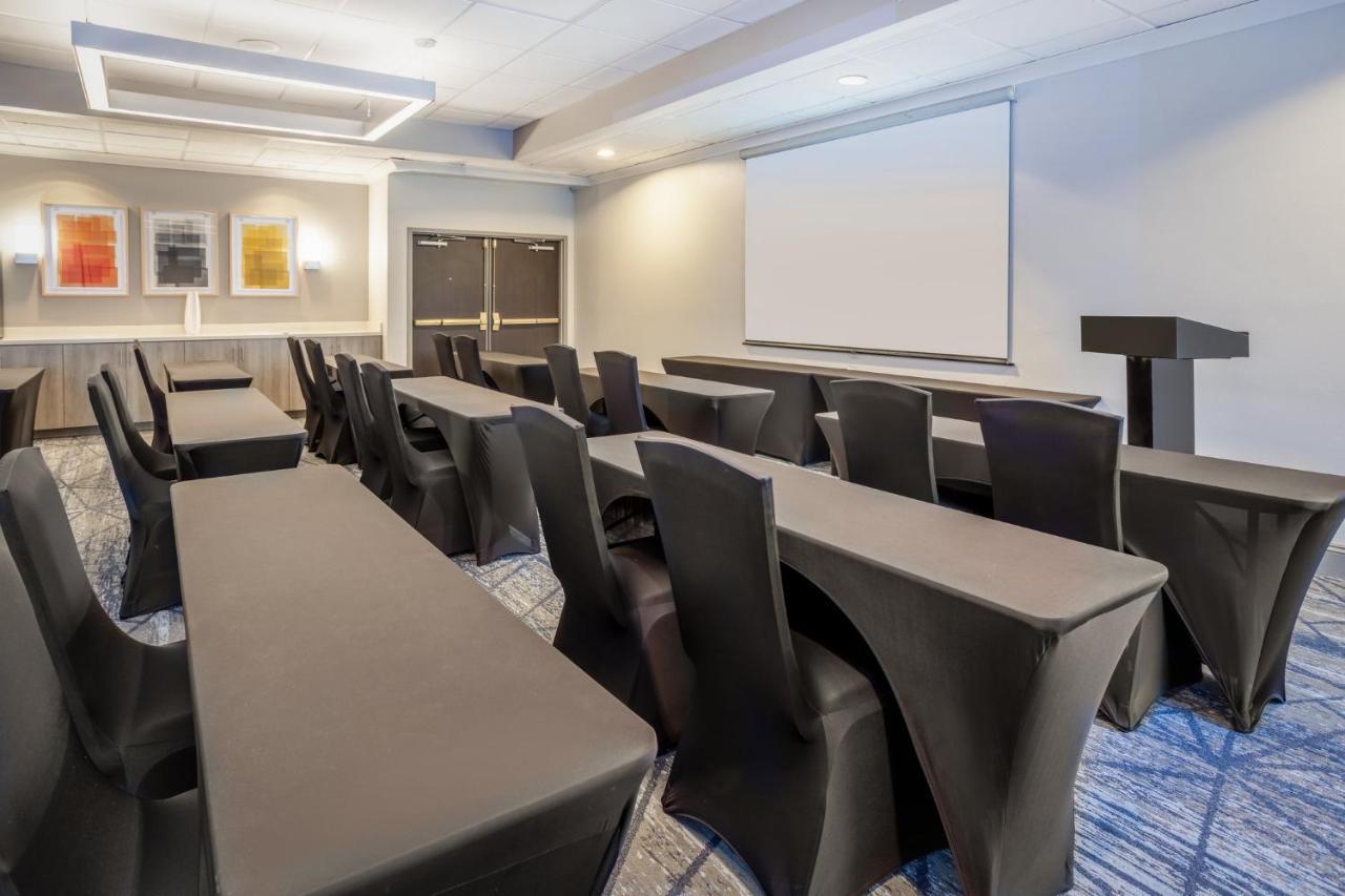 Holiday Inn Express And Suites Tampa I-75 At Bruce B. Downs By Ihg Esterno foto