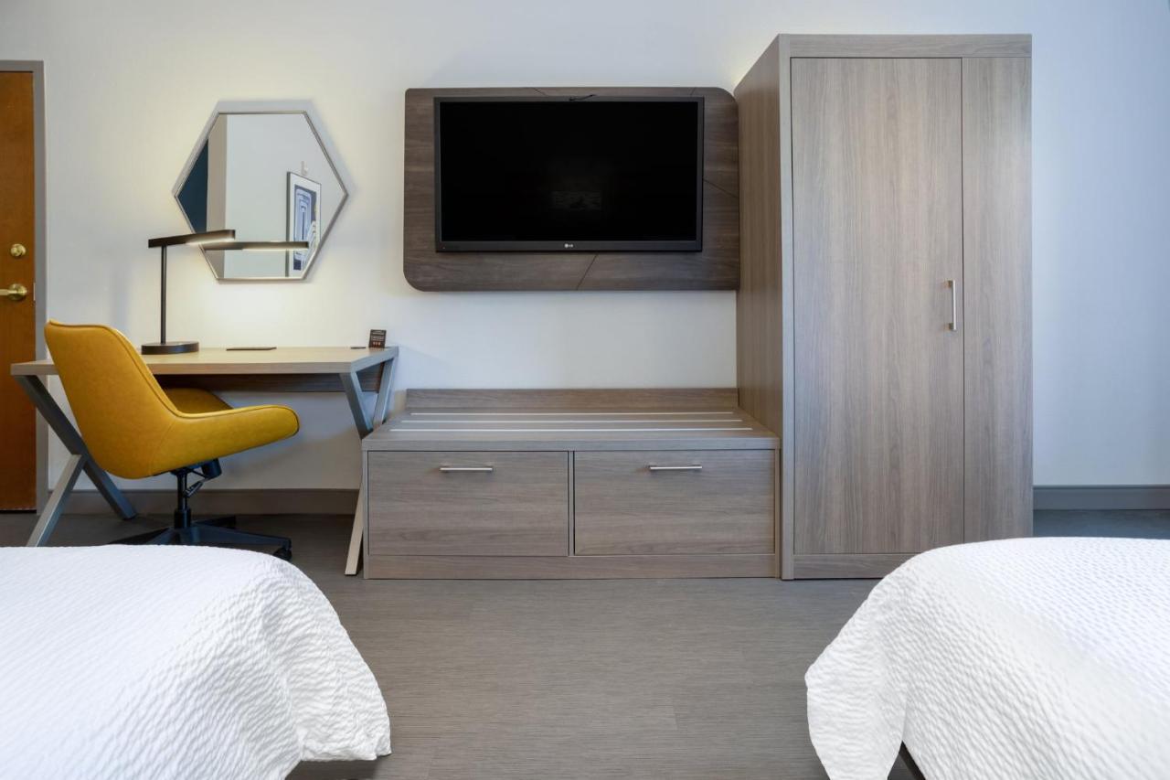 Holiday Inn Express And Suites Tampa I-75 At Bruce B. Downs By Ihg Esterno foto