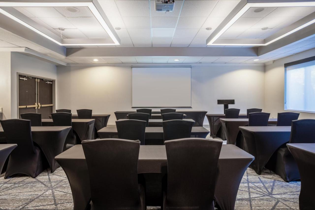 Holiday Inn Express And Suites Tampa I-75 At Bruce B. Downs By Ihg Esterno foto