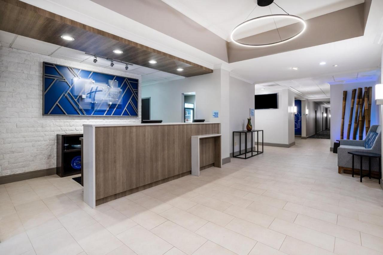 Holiday Inn Express And Suites Tampa I-75 At Bruce B. Downs By Ihg Esterno foto
