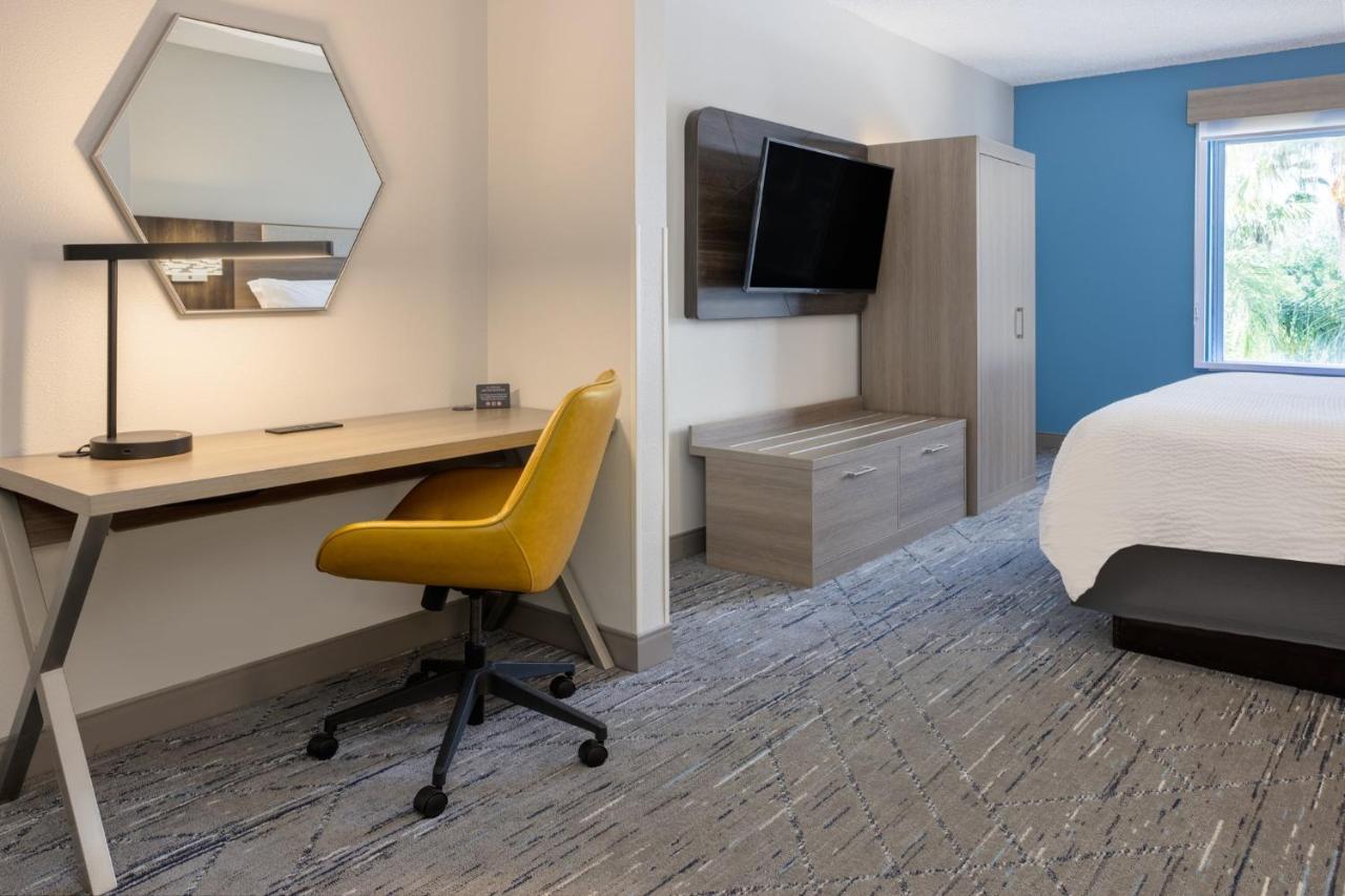 Holiday Inn Express And Suites Tampa I-75 At Bruce B. Downs By Ihg Esterno foto