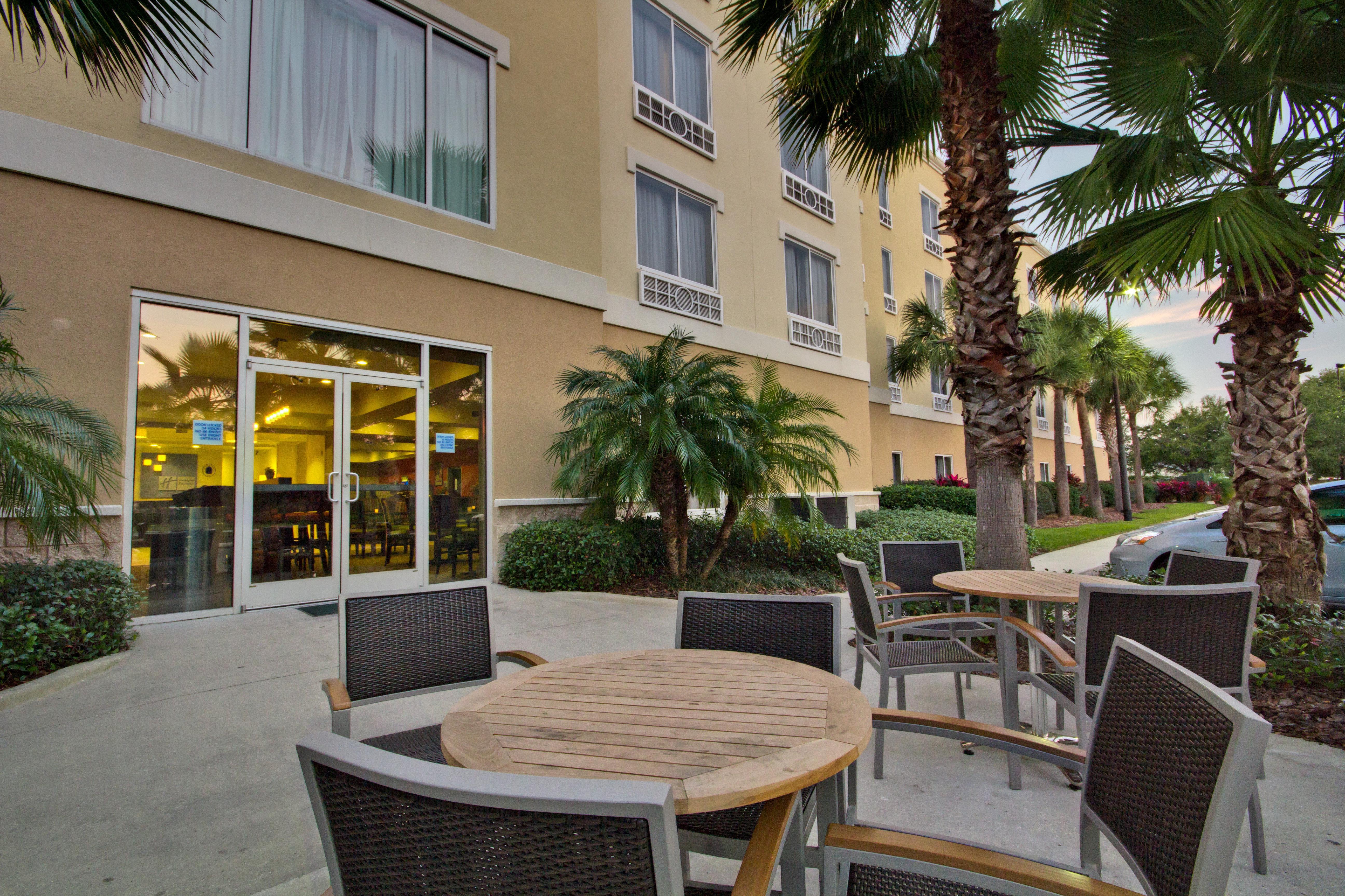 Holiday Inn Express And Suites Tampa I-75 At Bruce B. Downs By Ihg Esterno foto