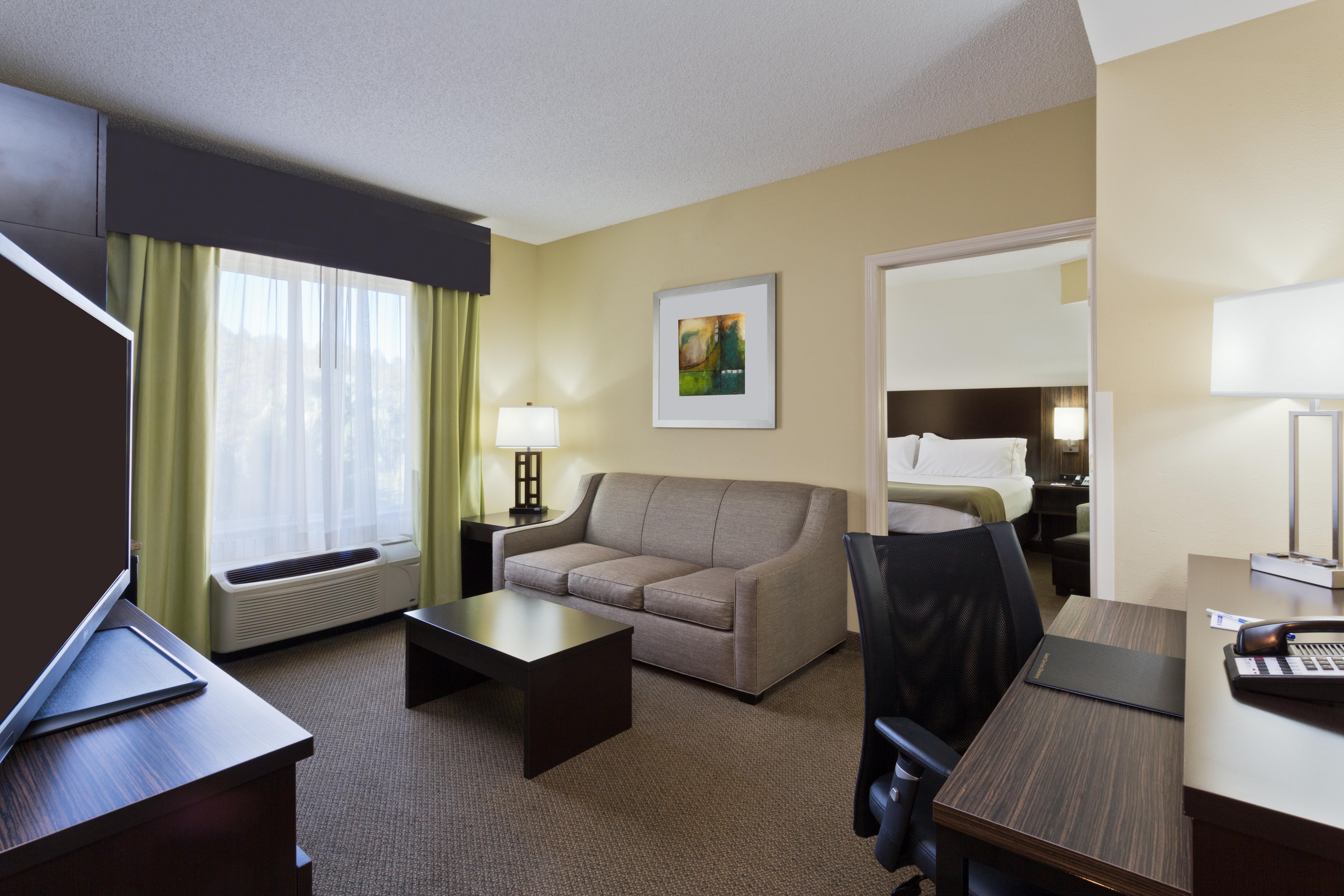 Holiday Inn Express And Suites Tampa I-75 At Bruce B. Downs By Ihg Esterno foto